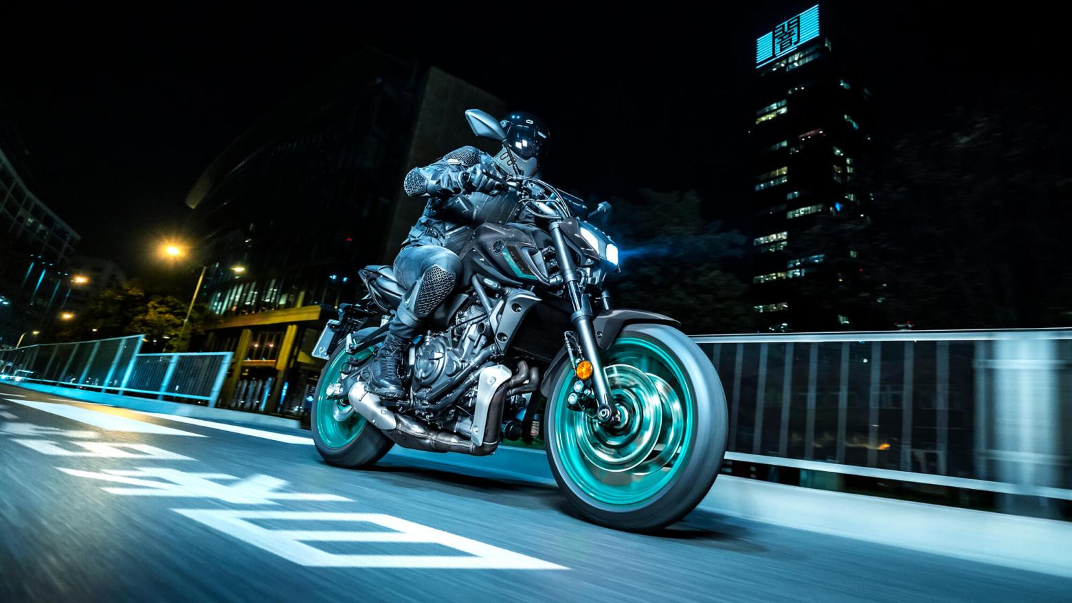 YAMAHA MT-07 Motosiklet Özellikleri : YAMAHA MT-07 73.4hp Güç, 67nm. Tork, 220km/h Top Speed, 700cc Motor Hacmi,  Fiyat : 396000TL Fiyat, , 184kg Ağırlık, Ön Çift 298 mm hidrolik disk; ABS, Arka 245mm hidrolik disk; ABS'ler Fren, Ön 120/70ZR17, Arka 180/55ZR17