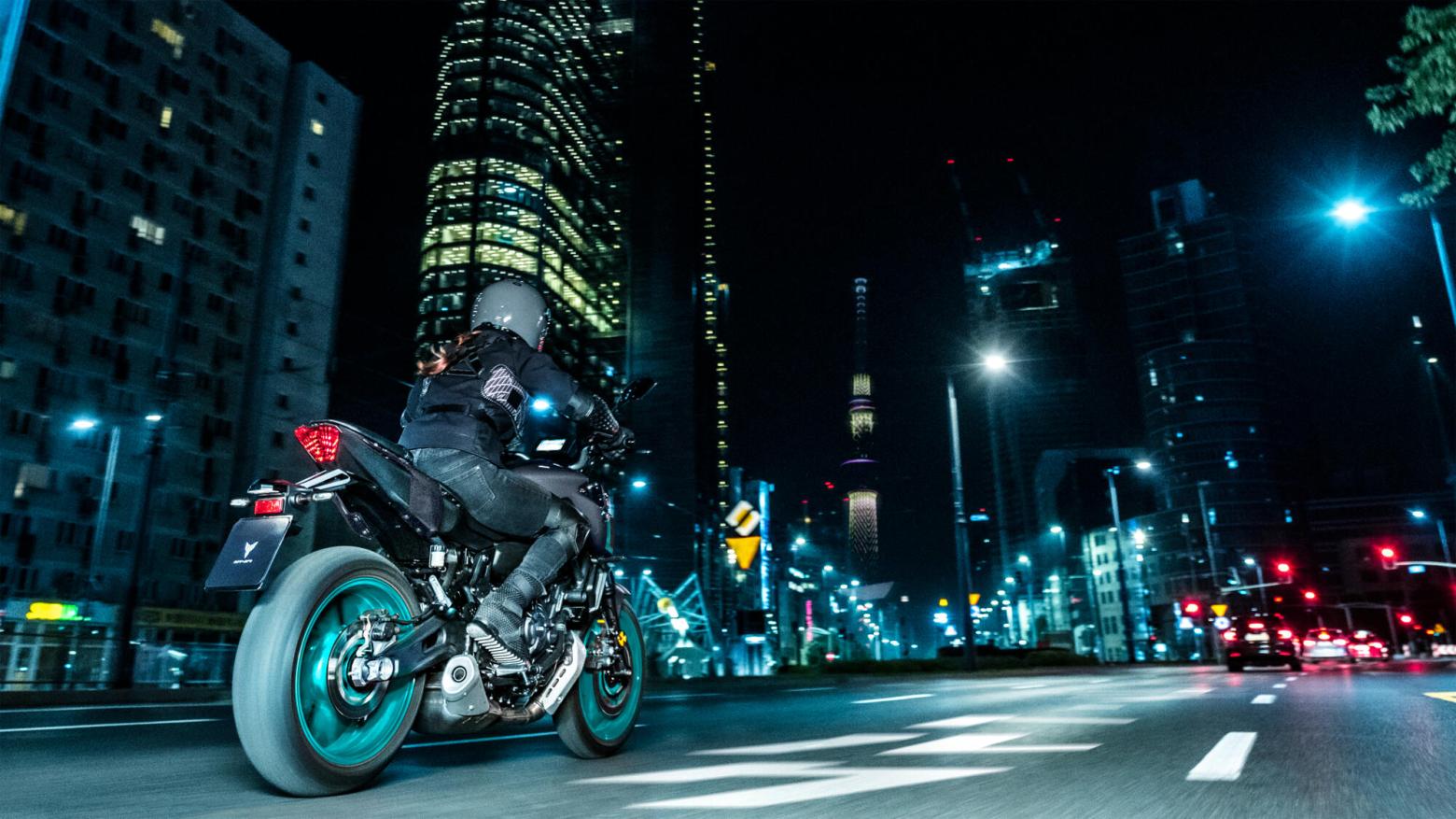 YAMAHA MT-07 Motosiklet Özellikleri : YAMAHA MT-07 73.4hp Güç, 67nm. Tork, 220km/h Top Speed, 700cc Motor Hacmi,  Fiyat : 396000TL Fiyat, , 184kg Ağırlık, Ön Çift 298 mm hidrolik disk; ABS, Arka 245mm hidrolik disk; ABS'ler Fren, Ön 120/70ZR17, Arka 180/55ZR17