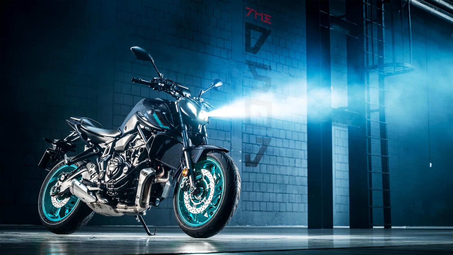 YAMAHA MT-07 Motosiklet Özellikleri : YAMAHA MT-07 73.4hp Güç, 67nm. Tork, 220km/h Top Speed, 700cc Motor Hacmi,  Fiyat : 396000TL Fiyat, , 184kg Ağırlık, Ön Çift 298 mm hidrolik disk; ABS, Arka 245mm hidrolik disk; ABS'ler Fren, Ön 120/70ZR17, Arka 180/55ZR17