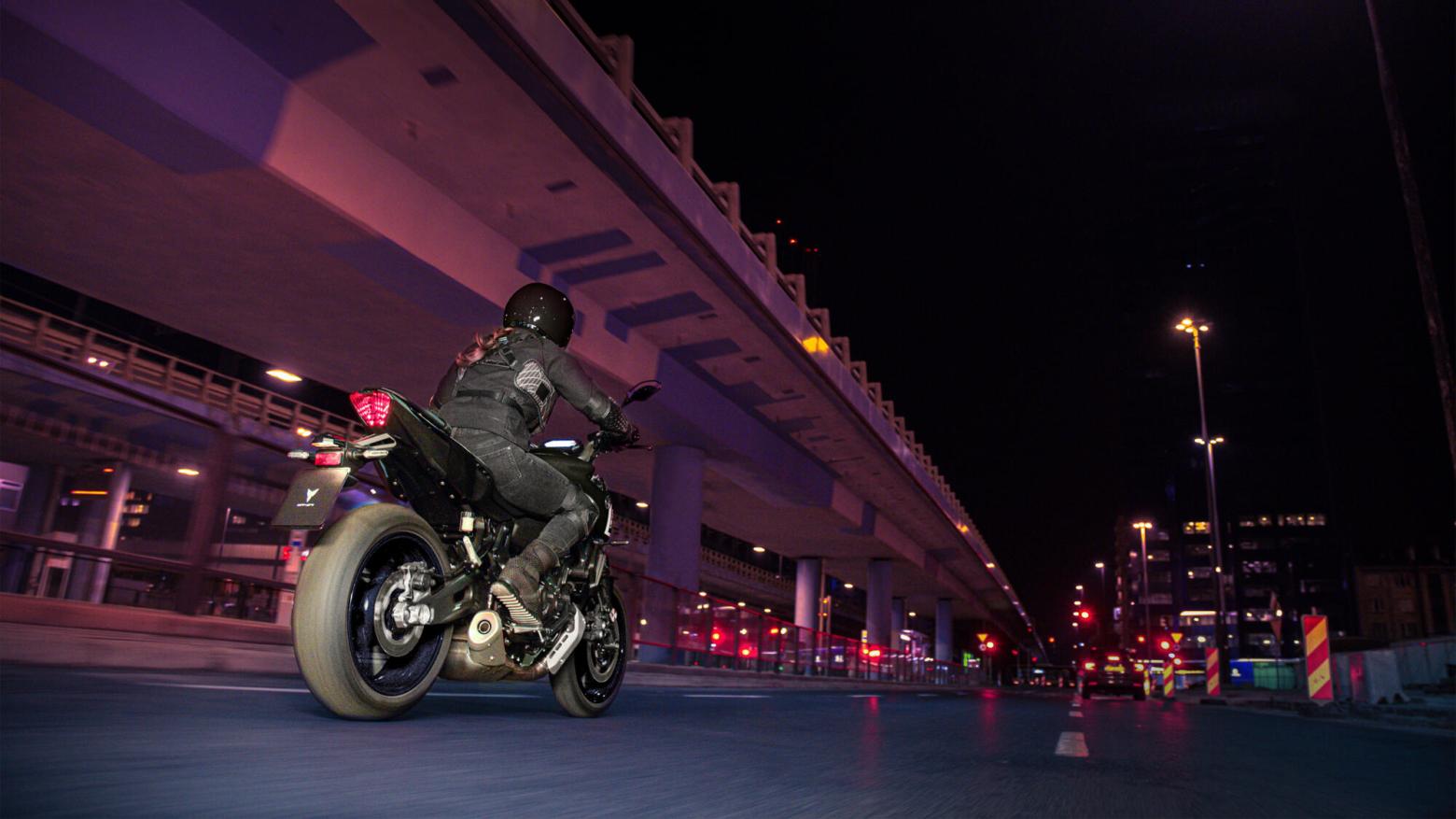 Yamaha MT-07 Pure Motosiklet Özellikleri : Yamaha MT-07 Pure 72.4hp Güç, 67nm. Tork, 230km/h Top Speed, 700cc Motor Hacmi,  Fiyat : 372000TL Fiyat, , 184kg Ağırlık, Ön fren: Hidrolik ikili disk, Ø 298 mm Arka fren: Hidrolik tek disk, Ø245 mm Fren, 120/70 ZR 17M/C(58W) (Tubeless), 180/55 ZR 17M/C(73W) (Tubeless)