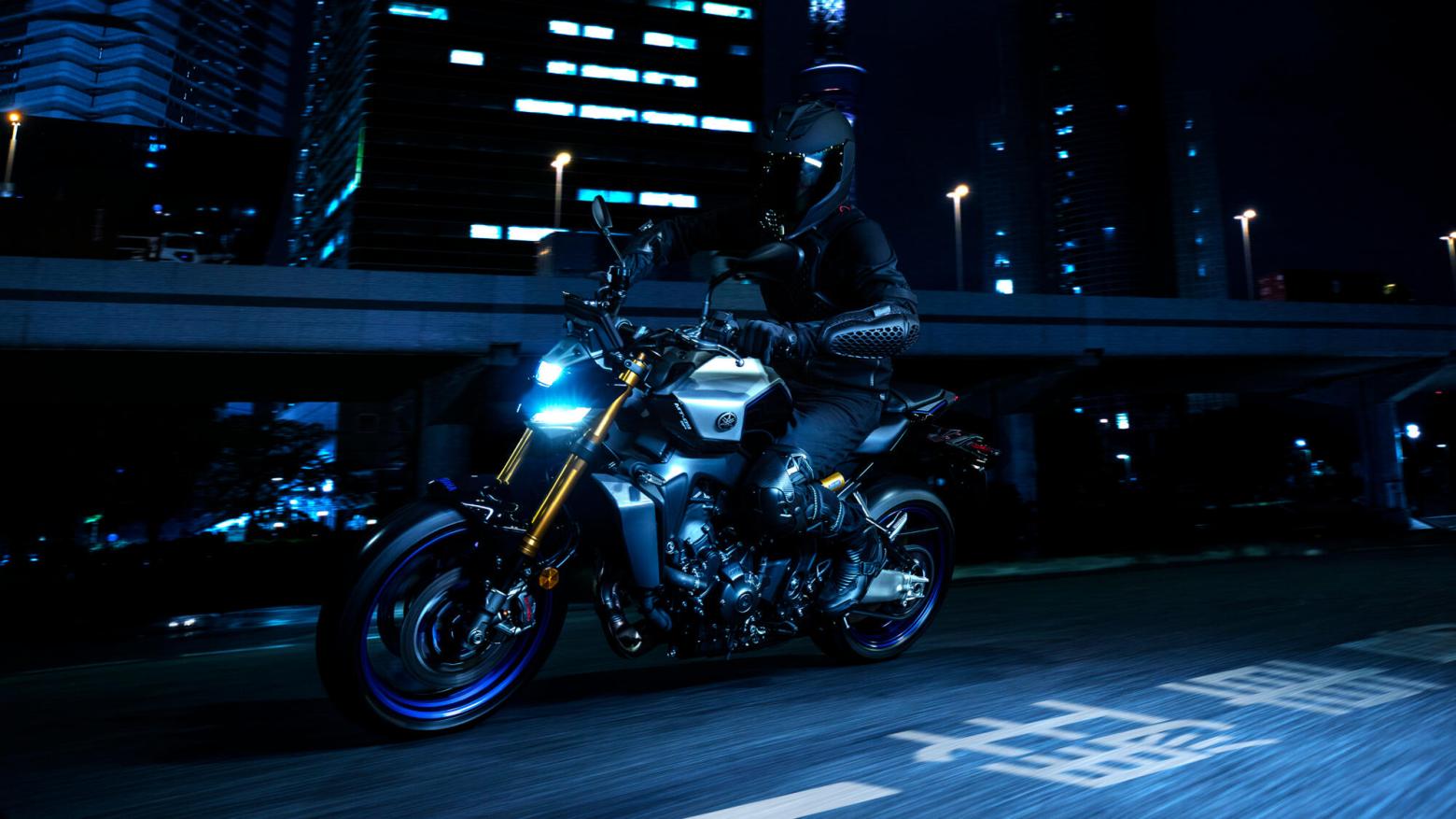 YAMAHA MT-09 Motosiklet Özellikleri : YAMAHA MT-09 119hp Güç, 93nm. Tork, 250km/h Top Speed, 900cc Motor Hacmi,  Fiyat : 581000TL Fiyat, , 193kg Ağırlık, Ön Çift 298 mm hidrolik disk; ABS, Arka 245mm hidrolik disk; ABS'ler Fren, Ön 120/70ZR17, Arka 180/55ZR17 (Bridgestone® Battlax Hypersport S23)