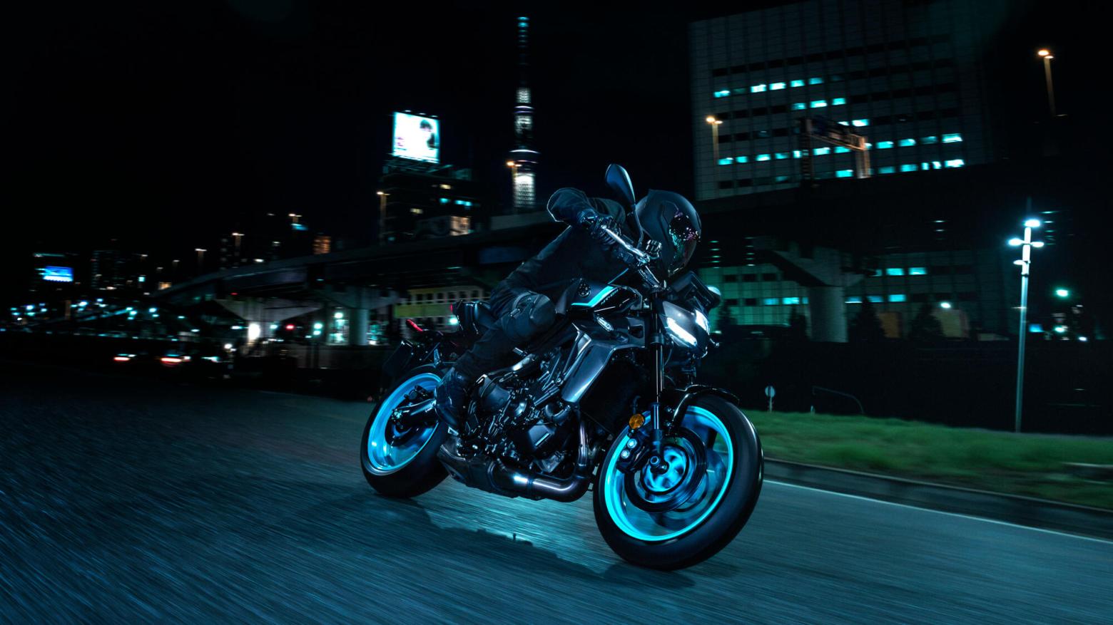 YAMAHA MT-09 Motosiklet Özellikleri : YAMAHA MT-09 117.3hp Güç, 93nm. Tork, 270km/h Top Speed, 900cc Motor Hacmi,  Fiyat : 525300TL Fiyat, , 189kg Ağırlık, Ön: Hidrolik çift disk, Ø 298 mm Arka: Hidrolik tek disk, Ø 245 mm Fren, 120/70 ZR17M/C (58W) Tubeless, 180/55 ZR17M/C (73W) Tubeless