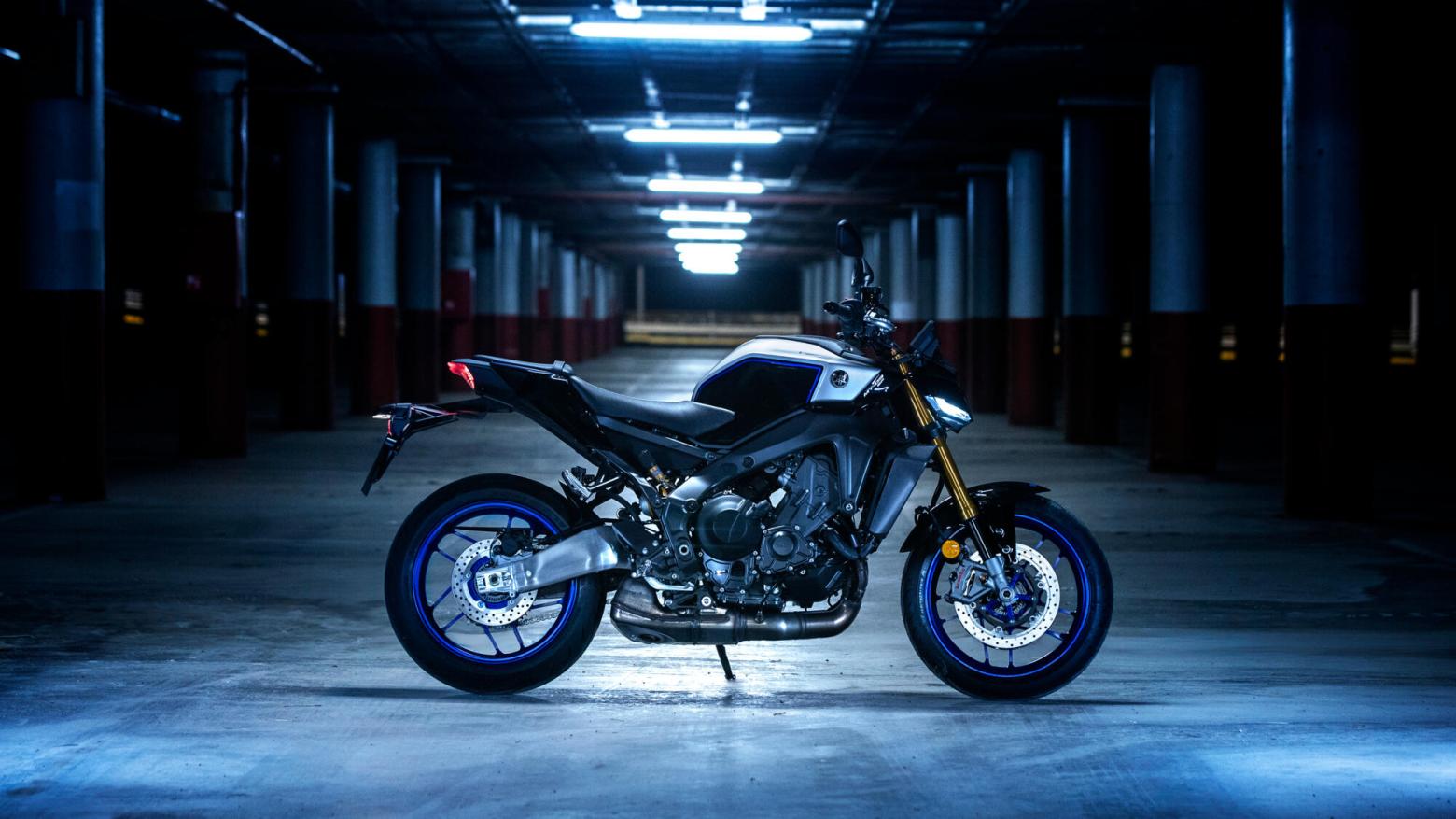 YAMAHA MT-09 SP Motosiklet Özellikleri : YAMAHA MT-09 SP 117.3hp Güç, 93nm. Tork, 280km/h Top Speed, 900cc Motor Hacmi,  Fiyat : 624200TL Fiyat, , 190kg Ağırlık, Ön : Hidrolik çift disk, Ø 298 mm  Arka: Hidrolik tek disk, Ø 245 mm Fren, 120/70 ZR17M/C (58W) Tubeless , 180/55 ZR17M/C (73W) Tubeless