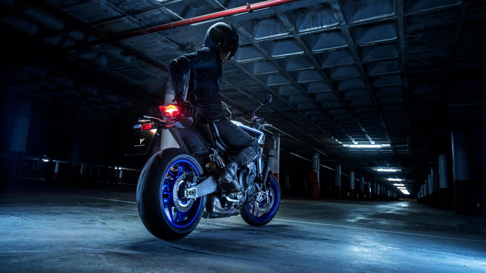 YAMAHA MT-09 SP Motosiklet Özellikleri : YAMAHA MT-09 SP 119hp Güç, 93nm. Tork, 250km/h Top Speed, 900cc Motor Hacmi,  Fiyat : 674000TL Fiyat, , 194kg Ağırlık, Ön Çift 298 mm hidrolik disk; ABS, Arka 245mm hidrolik disk; ABS'ler Fren, Ön 120/70ZR17, Arka 180/55ZR17 (Bridgestone® Battlax Hypersport S23)