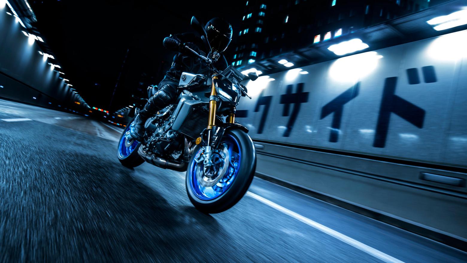 YAMAHA MT-09 SP Motosiklet Özellikleri : YAMAHA MT-09 SP 119hp Güç, 93nm. Tork, 250km/h Top Speed, 900cc Motor Hacmi,  Fiyat : 674000TL Fiyat, , 194kg Ağırlık, Ön Çift 298 mm hidrolik disk; ABS, Arka 245mm hidrolik disk; ABS'ler Fren, Ön 120/70ZR17, Arka 180/55ZR17 (Bridgestone® Battlax Hypersport S23)