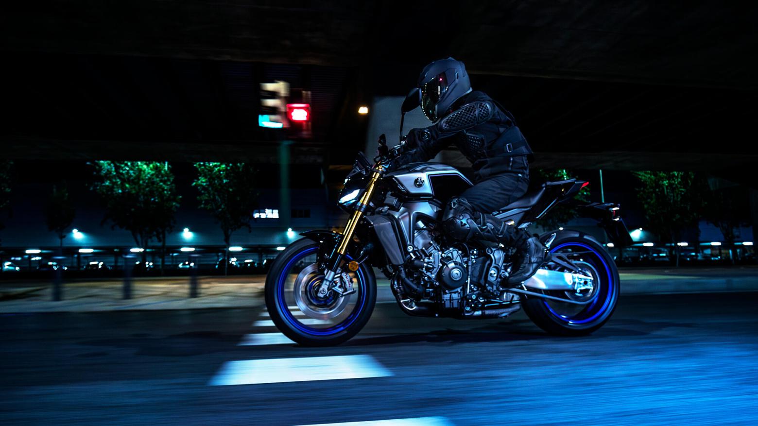 YAMAHA MT-09 SP Motosiklet Özellikleri : YAMAHA MT-09 SP 117.3hp Güç, 93nm. Tork, 280km/h Top Speed, 900cc Motor Hacmi,  Fiyat : 624200TL Fiyat, , 190kg Ağırlık, Ön : Hidrolik çift disk, Ø 298 mm  Arka: Hidrolik tek disk, Ø 245 mm Fren, 120/70 ZR17M/C (58W) Tubeless , 180/55 ZR17M/C (73W) Tubeless