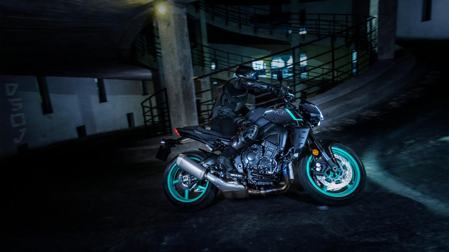 YAMAHA MT-10 Motosiklet Özellikleri : YAMAHA MT-10 163.6hp Güç, 112nm. Tork, 300km/h Top Speed, 1000cc Motor Hacmi,  Fiyat : 787000TL Fiyat, , 212kg Ağırlık, Ön : Hidrolik çift disk freni Ø 320mm Arka : Hidrolik tek disk freni Ø 220mm Fren, 120/70ZR17M/C (58 W) Tubeless, 190/55ZR17M/C (75W) Tubeless