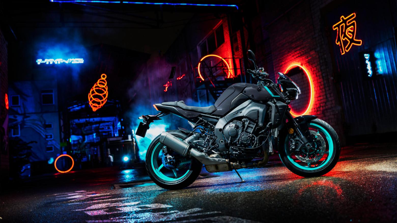 YAMAHA MT-10 Motosiklet Özellikleri : YAMAHA MT-10 163.6hp Güç, 112nm. Tork, 300km/h Top Speed, 1000cc Motor Hacmi,  Fiyat : 787000TL Fiyat, , 212kg Ağırlık, Ön : Hidrolik çift disk freni Ø 320mm Arka : Hidrolik tek disk freni Ø 220mm Fren, 120/70ZR17M/C (58 W) Tubeless, 190/55ZR17M/C (75W) Tubeless