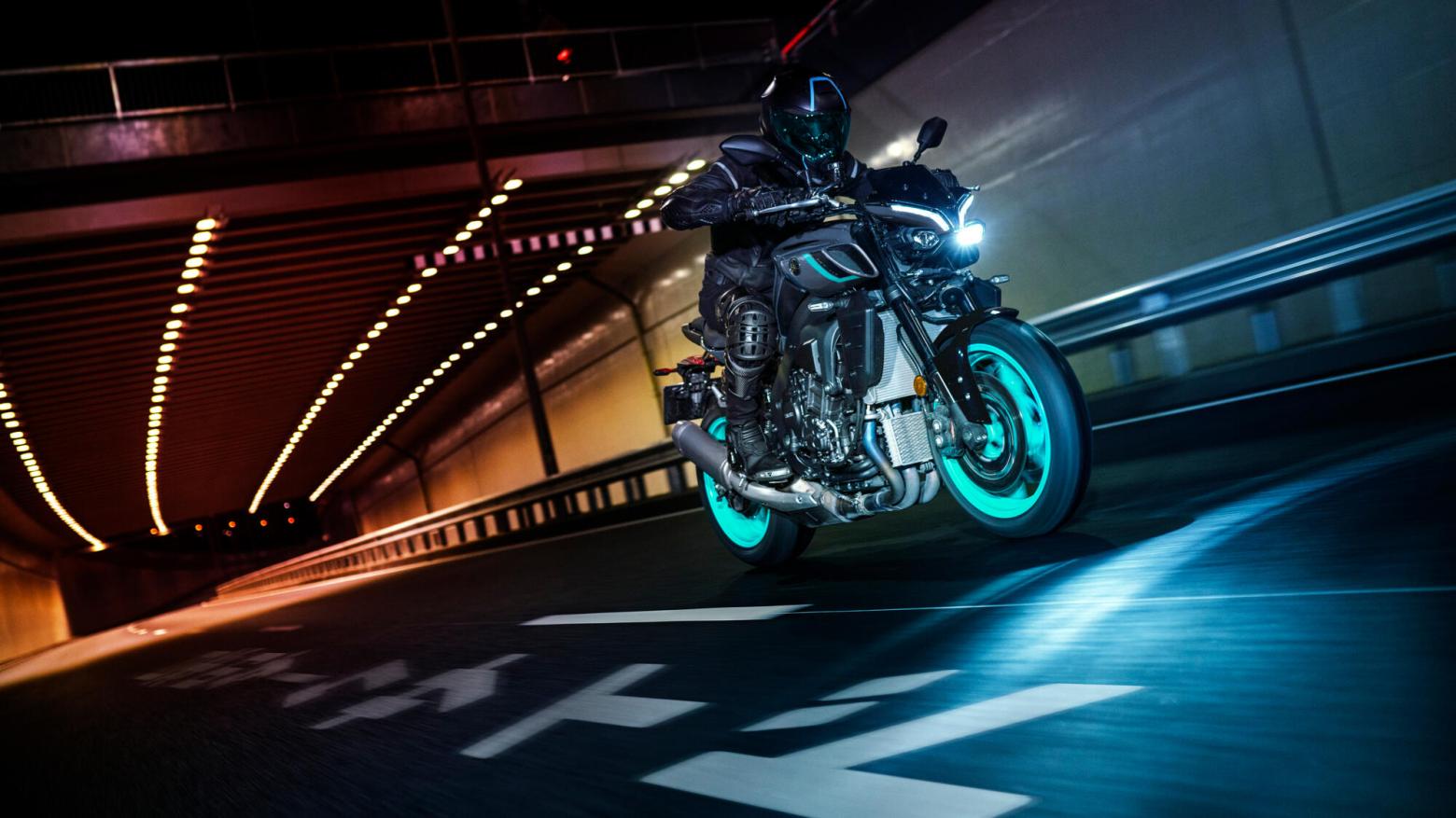 YAMAHA MT-10 Motosiklet Özellikleri : YAMAHA MT-10 166hp Güç, 112nm. Tork, 290km/h Top Speed, 1000cc Motor Hacmi,  Fiyat : 814000TL Fiyat, , 212kg Ağırlık, Ön Çift 320mm hidrolik disk; ABS, Arka 220mm hidrolik disk; ABS'ler Fren, Ön 120/70ZR17, Arka 190/55ZR17 (Bridgestone® Battlax Hypersport S22)