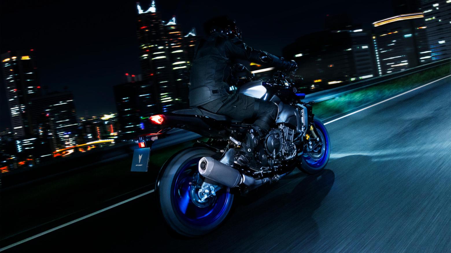 YAMAHA MT-10 SP Motosiklet Özellikleri : YAMAHA MT-10 SP 166hp Güç, 112nm. Tork, 290km/h Top Speed, 1000cc Motor Hacmi,  Fiyat : 969500TL Fiyat, , 214kg Ağırlık, Ön Hidrolik çift diskli fren, Ø 320 mm, Arka Hidrolik tek diskli fren, Ø 220 mm Fren, Ön 120/70 ZR17M/C (58W) Tüpsüz, Arka 190/55 ZR17M/C (75W) Tüpsüz (Bridgestone® Battlax Hypersport S22)