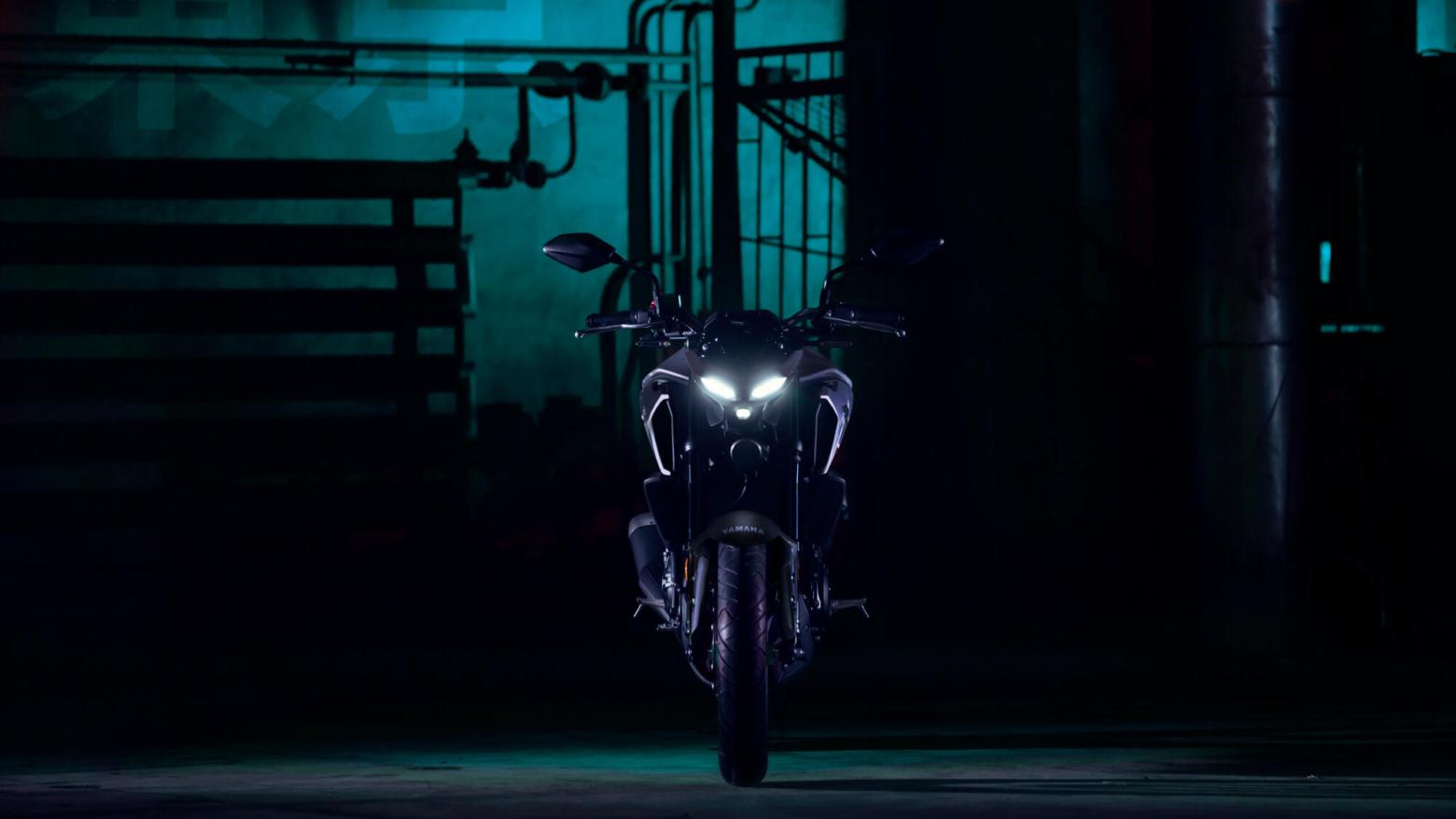 Yamaha MT-25 Motosiklet Özellikleri : Yamaha MT-25 36hp Güç, 26.6nm. Tork, 170km/h Top Speed, 250cc Motor Hacmi,  Fiyat : 268000TL Fiyat, , 153kg Ağırlık, Ön hidrolik tek disk 298 mm, arka hidrolik tek disk 220 mm ABS (Nissen Kaliperler) Fren, 110/70-17 ön, 140/70-17 arka lastik ebatları