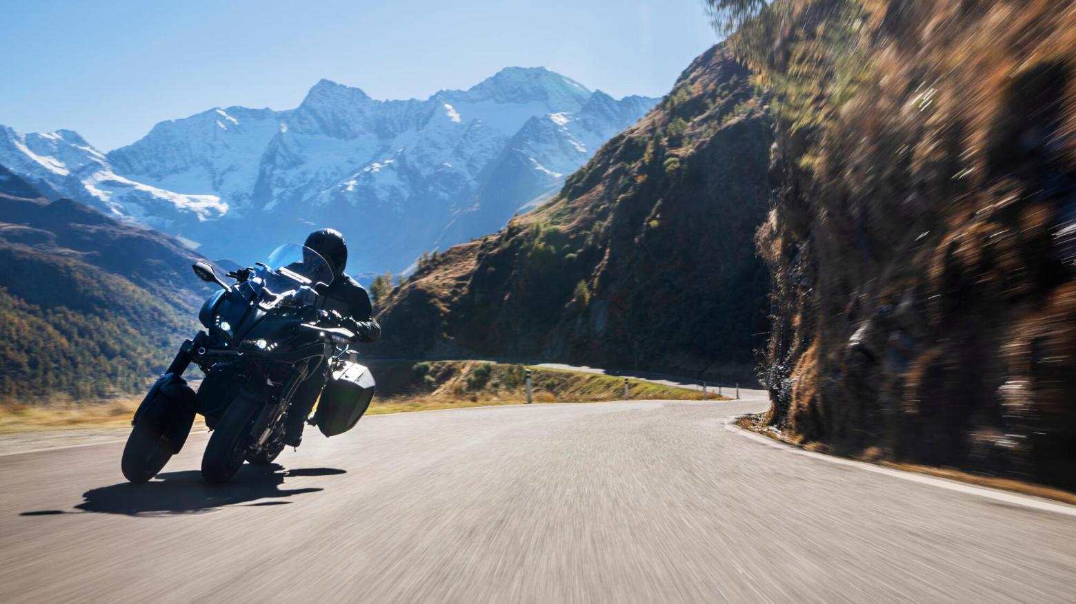 Yamaha Niken GT Motosiklet Özellikleri : Yamaha Niken GT 115hp Güç, 90.7nm. Tork, 240km/h Top Speed, 900cc Motor Hacmi,  Fiyat : 914500TL Fiyat, , 270kg Ağırlık, ÖN 298 mm hidrolik disk, ARKA 282 mm hidrolik disk ABS Fren, ÖN 120/70R15M / C 56V, ARKA 190/55R17M / C 75V