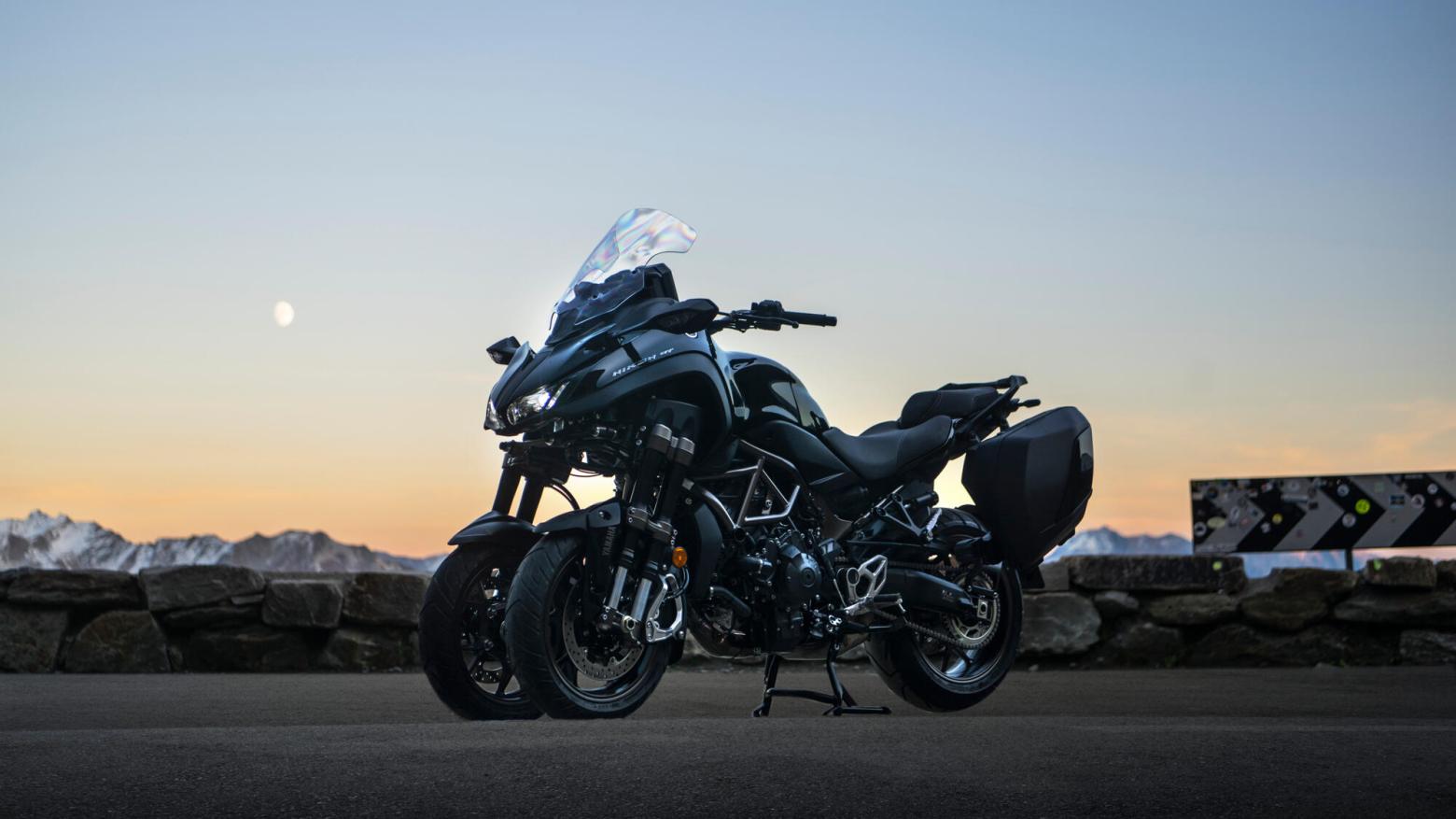 Yamaha Niken GT Motosiklet Özellikleri : Yamaha Niken GT 115hp Güç, 90.7nm. Tork, 240km/h Top Speed, 900cc Motor Hacmi,  Fiyat : 914500TL Fiyat, , 270kg Ağırlık, ÖN 298 mm hidrolik disk, ARKA 282 mm hidrolik disk ABS Fren, ÖN 120/70R15M / C 56V, ARKA 190/55R17M / C 75V