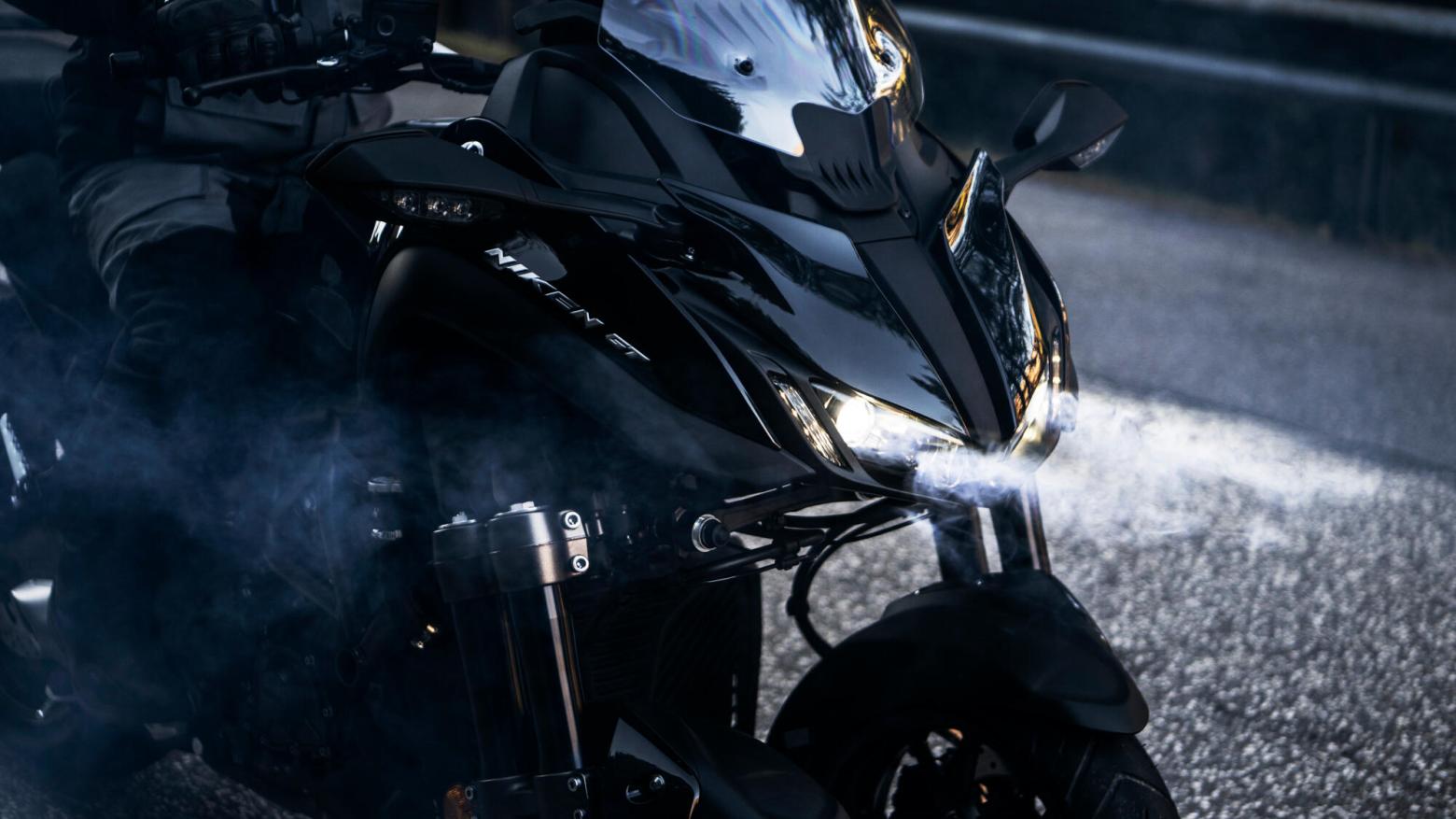 Yamaha Niken GT Motosiklet Özellikleri : Yamaha Niken GT 115hp Güç, 90.7nm. Tork, 240km/h Top Speed, 900cc Motor Hacmi,  Fiyat : 914500TL Fiyat, , 270kg Ağırlık, ÖN 298 mm hidrolik disk, ARKA 282 mm hidrolik disk ABS Fren, ÖN 120/70R15M / C 56V, ARKA 190/55R17M / C 75V