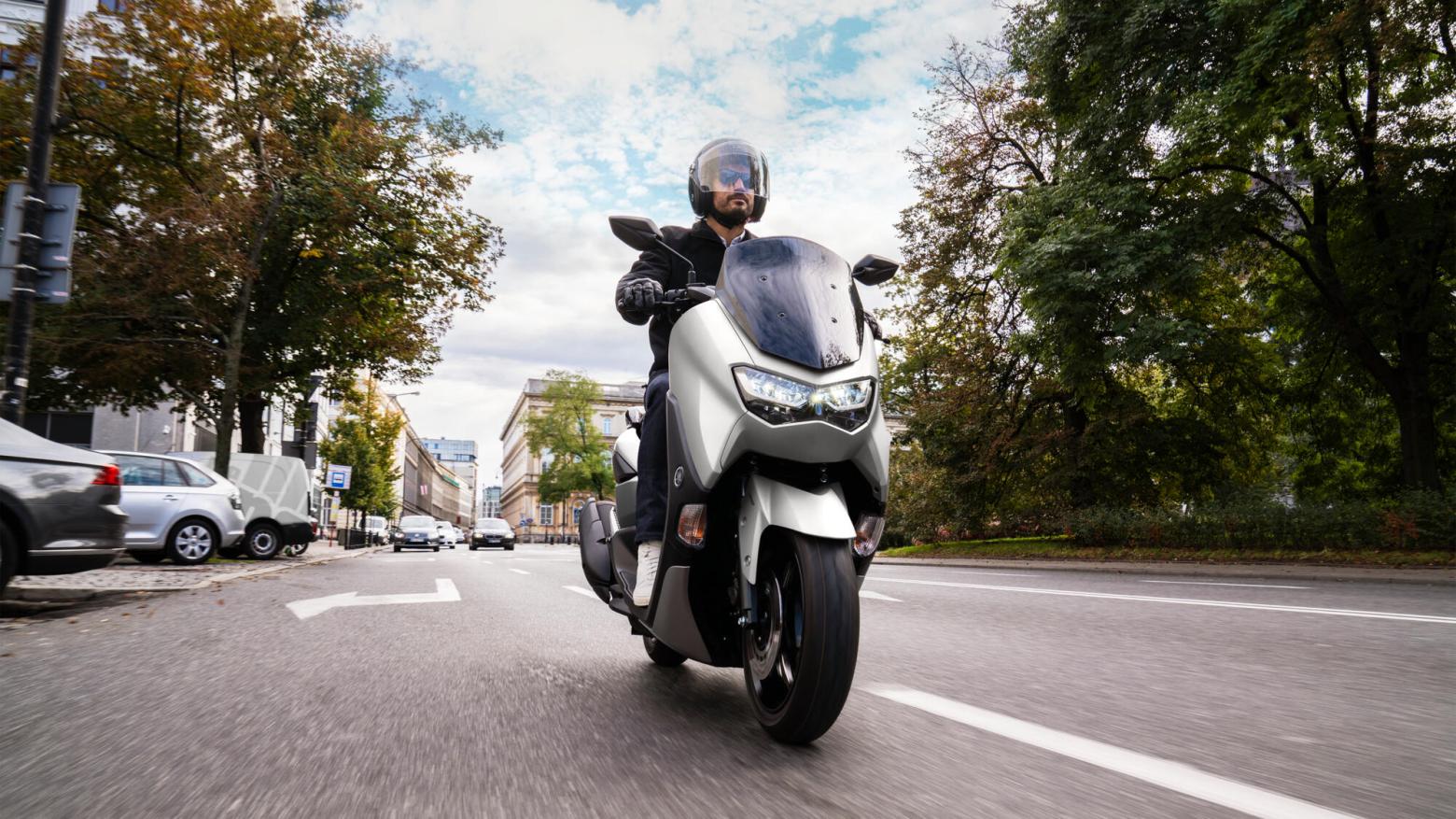 Yamaha NMAX125 Motosiklet Özellikleri : Yamaha NMAX125 12.2hp Güç, 11.2nm. Tork, 120km/h Top Speed, 125cc Motor Hacmi,  Fiyat : 153000TL Fiyat, , 131kg Ağırlık, Ön Arka ABS Hidrolik Tek Disk Fren Fren, 110/70-13M/C 48P  130/70-13M/C 63P 
