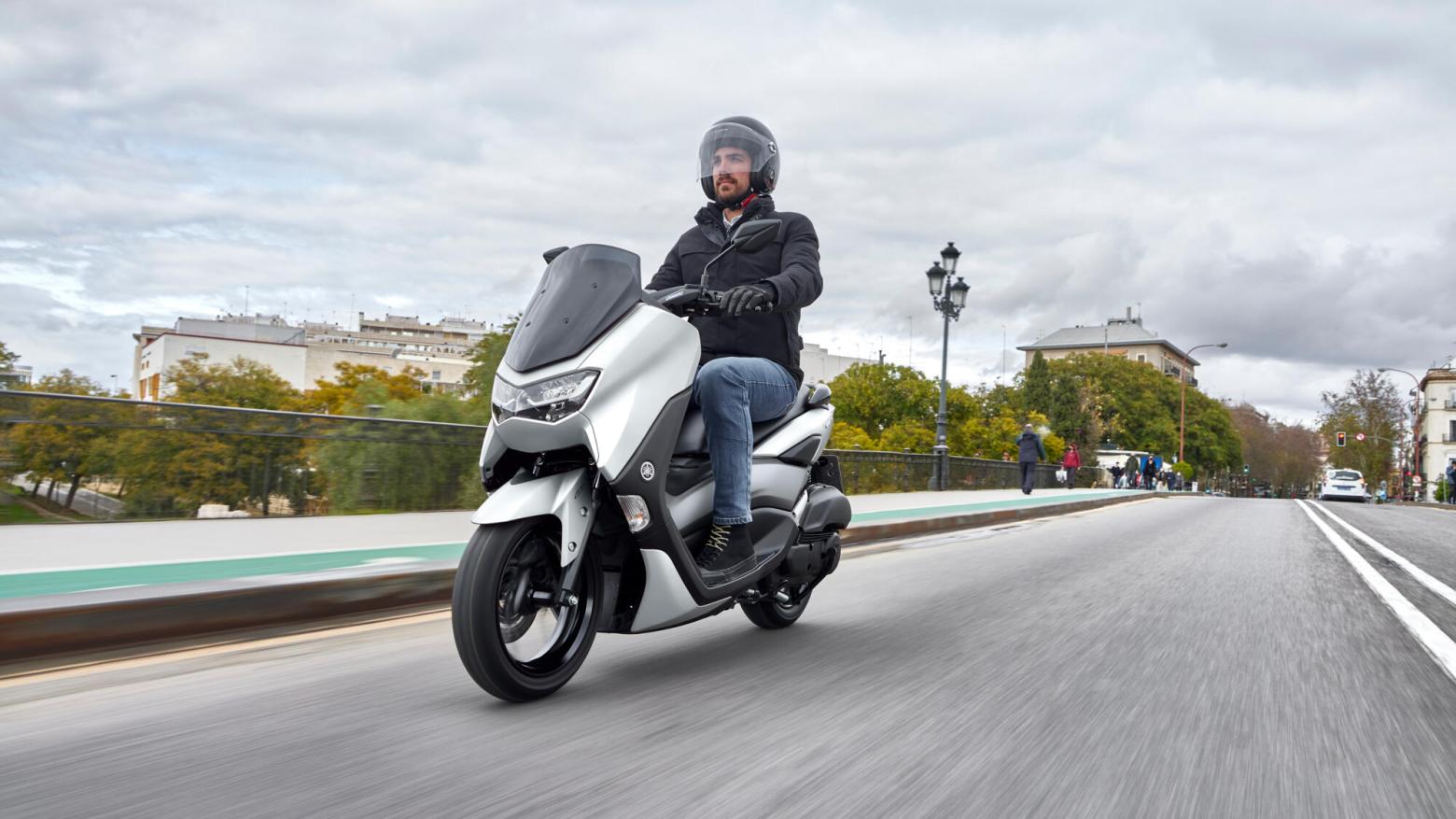 Yamaha NMAX125 Motosiklet Özellikleri : Yamaha NMAX125 12.2hp Güç, 11.2nm. Tork, 120km/h Top Speed, 125cc Motor Hacmi,  Fiyat : 153000TL Fiyat, , 131kg Ağırlık, Ön Arka ABS Hidrolik Tek Disk Fren Fren, 110/70-13M/C 48P  130/70-13M/C 63P 