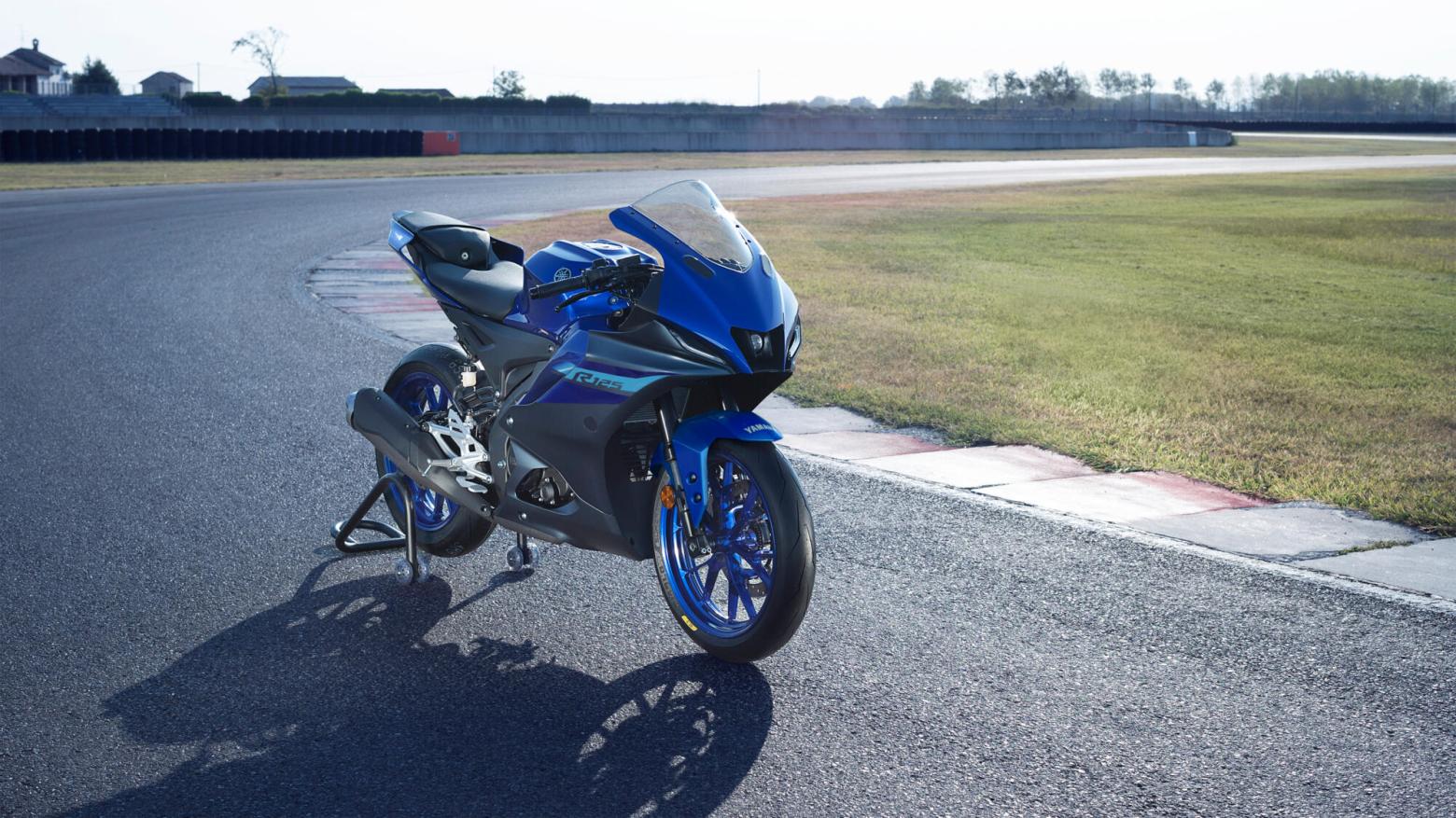 YAMAHA R125 Motosiklet Özellikleri : YAMAHA R125 15hp Güç, 11.5nm. Tork, 135km/h Top Speed, 125cc Motor Hacmi,  Fiyat : 232000TL Fiyat, , 144kg Ağırlık, Ön - Arka (Hidrolik Tekli Fren Diski) Fren, 100/80-17 M/C -  140/70-17 M/C