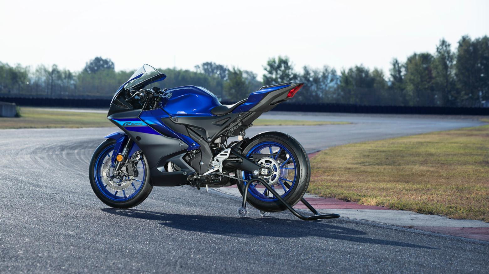 YAMAHA R125 Motosiklet Özellikleri : YAMAHA R125 15hp Güç, 11.5nm. Tork, 135km/h Top Speed, 125cc Motor Hacmi,  Fiyat : 232000TL Fiyat, , 144kg Ağırlık, Ön - Arka (Hidrolik Tekli Fren Diski) Fren, 100/80-17 M/C -  140/70-17 M/C