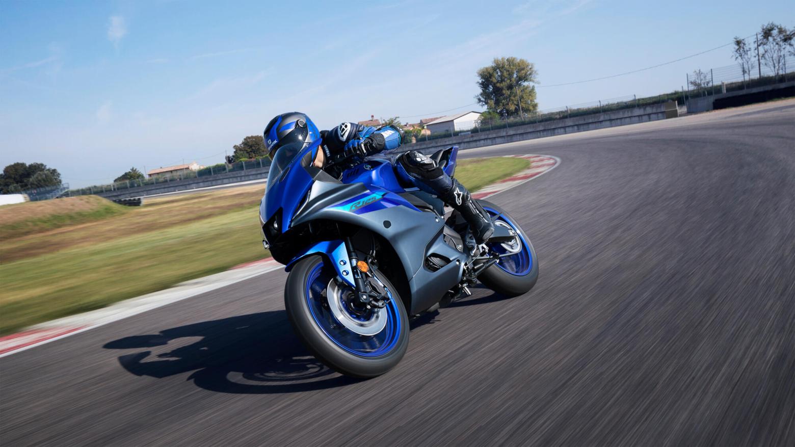 YAMAHA R125 Motosiklet Özellikleri : YAMAHA R125 15hp Güç, 11.5nm. Tork, 135km/h Top Speed, 125cc Motor Hacmi,  Fiyat : 232000TL Fiyat, , 144kg Ağırlık, Ön - Arka (Hidrolik Tekli Fren Diski) Fren, 100/80-17 M/C -  140/70-17 M/C