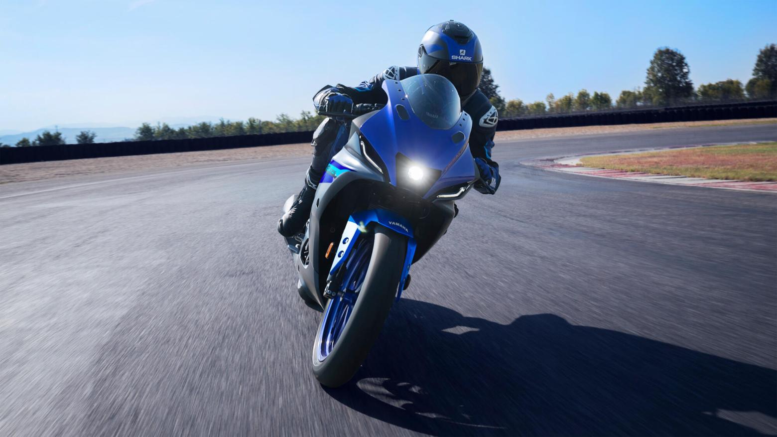 YAMAHA R125 Motosiklet Özellikleri : YAMAHA R125 15hp Güç, 11.5nm. Tork, 135km/h Top Speed, 125cc Motor Hacmi,  Fiyat : 232000TL Fiyat, , 144kg Ağırlık, Ön - Arka (Hidrolik Tekli Fren Diski) Fren, 100/80-17 M/C -  140/70-17 M/C