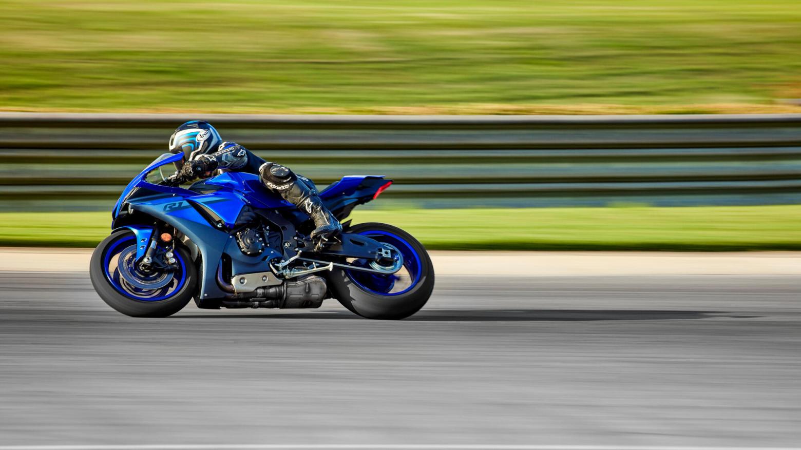 Yamaha R1 Motosiklet Özellikleri : Yamaha R1 200hp Güç, 113.3nm. Tork, 340km/h Top Speed, 1000cc Motor Hacmi,  Fiyat : 1012500TL Fiyat, , 201kg Ağırlık, ÖN Hidrolik çift disk, Ø320 mm, ARKA Hidrolik tek disk, Ø220 mm Fren, ÖN 120/70 ZR17M/C (58W), ARKA 190/55 ZR17M/C (78W) (BRİDGESTONE)