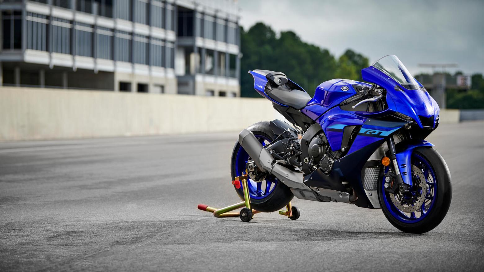 Yamaha R1 Motosiklet Özellikleri : Yamaha R1 200hp Güç, 113.3nm. Tork, 340km/h Top Speed, 1000cc Motor Hacmi,  Fiyat : 1012500TL Fiyat, , 201kg Ağırlık, ÖN Hidrolik çift disk, Ø320 mm, ARKA Hidrolik tek disk, Ø220 mm Fren, ÖN 120/70 ZR17M/C (58W), ARKA 190/55 ZR17M/C (78W) (BRİDGESTONE)