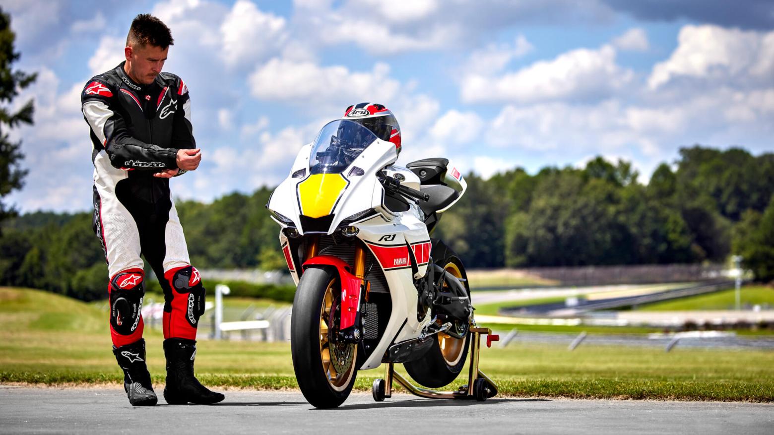 Yamaha R1 World GP 60th Anniversary Motosiklet Özellikleri : Yamaha R1 World GP 60th Anniversary 200hp Güç, 113.3nm. Tork, 350km/h Top Speed, 1000cc Üstü,  Fiyat : 1031500TL Fiyat, , 201kg Ağırlık, ÖN Hidrolik çift disk, Ø320 mm, ARKA Hidrolik tek disk, Ø220 mm Fren, ÖN 120/70 ZR17M/C (58W), ARKA 190/55 ZR17M/C (78W) (BRİDGESTONE)