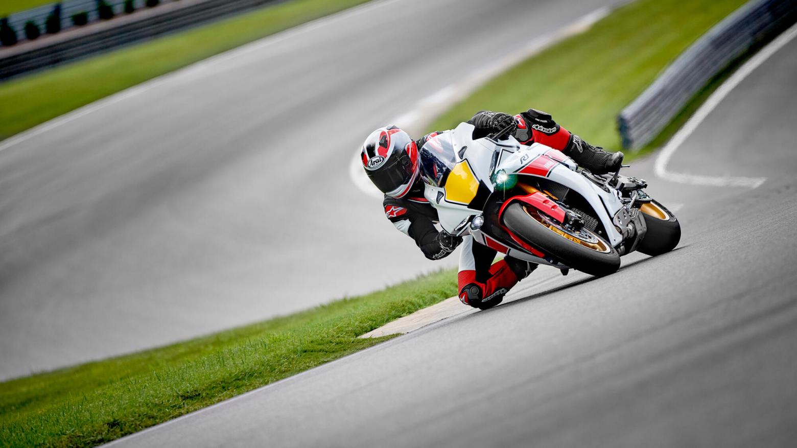 Yamaha R1 World GP 60th Anniversary Motosiklet Özellikleri : Yamaha R1 World GP 60th Anniversary 200hp Güç, 113.3nm. Tork, 350km/h Top Speed, 1000cc Üstü,  Fiyat : 1031500TL Fiyat, , 201kg Ağırlık, ÖN Hidrolik çift disk, Ø320 mm, ARKA Hidrolik tek disk, Ø220 mm Fren, ÖN 120/70 ZR17M/C (58W), ARKA 190/55 ZR17M/C (78W) (BRİDGESTONE)