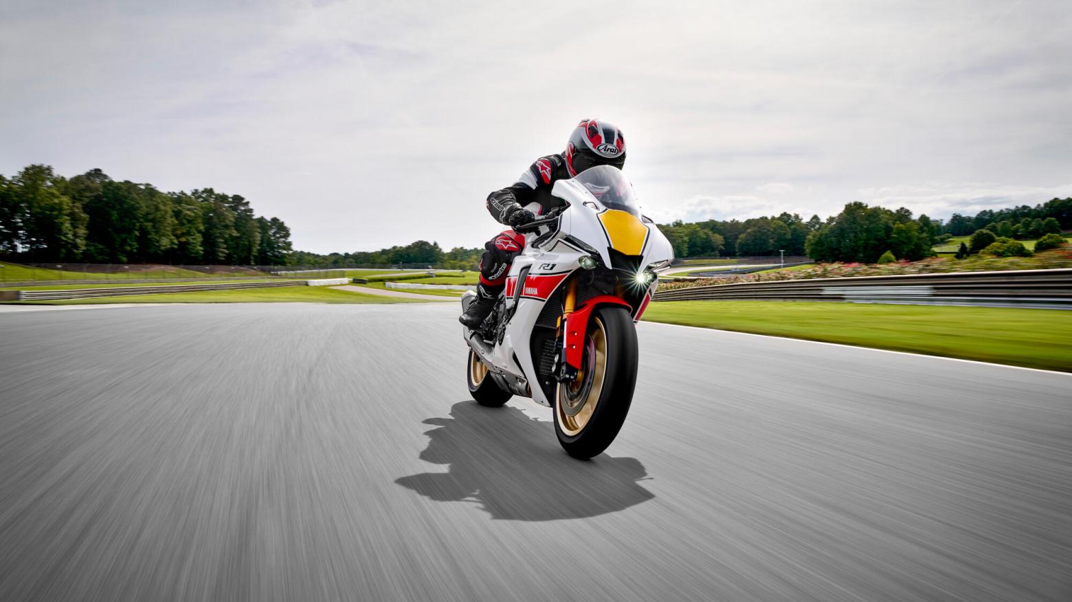 Yamaha R1 World GP 60th Anniversary Motosiklet Özellikleri : Yamaha R1 World GP 60th Anniversary 200hp Güç, 113.3nm. Tork, 350km/h Top Speed, 1000cc Üstü,  Fiyat : 1031500TL Fiyat, , 201kg Ağırlık, ÖN Hidrolik çift disk, Ø320 mm, ARKA Hidrolik tek disk, Ø220 mm Fren, ÖN 120/70 ZR17M/C (58W), ARKA 190/55 ZR17M/C (78W) (BRİDGESTONE)