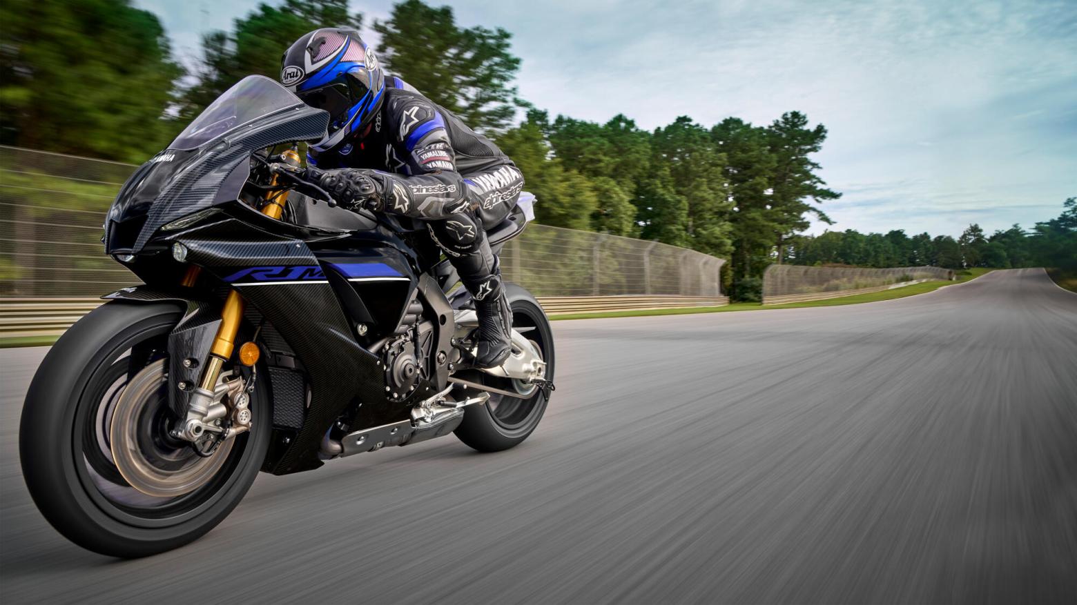 Yamaha R1M Motosiklet Özellikleri : Yamaha R1M 200hp Güç, 113.3nm. Tork, 350km/h Top Speed, 1000cc Motor Hacmi,  Fiyat : 159500TL Fiyat, , 202kg Ağırlık, ÖN Hidrolik çift disk, Ø320 mm, ARKA Hidrolik tek disk, Ø220 mm Fren, ÖN 120/70 ZR17M/C (58W), ARKA 200/55 ZR17M/C (78W) (BRİDGESTONE)