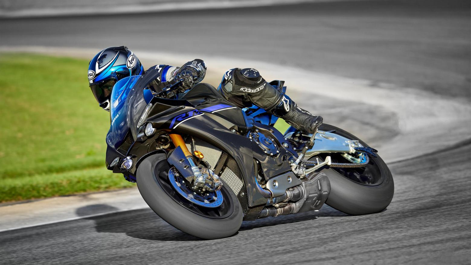 Yamaha R1M Motosiklet Özellikleri : Yamaha R1M 200hp Güç, 113.3nm. Tork, 350km/h Top Speed, 1000cc Motor Hacmi,  Fiyat : 159500TL Fiyat, , 202kg Ağırlık, ÖN Hidrolik çift disk, Ø320 mm, ARKA Hidrolik tek disk, Ø220 mm Fren, ÖN 120/70 ZR17M/C (58W), ARKA 200/55 ZR17M/C (78W) (BRİDGESTONE)