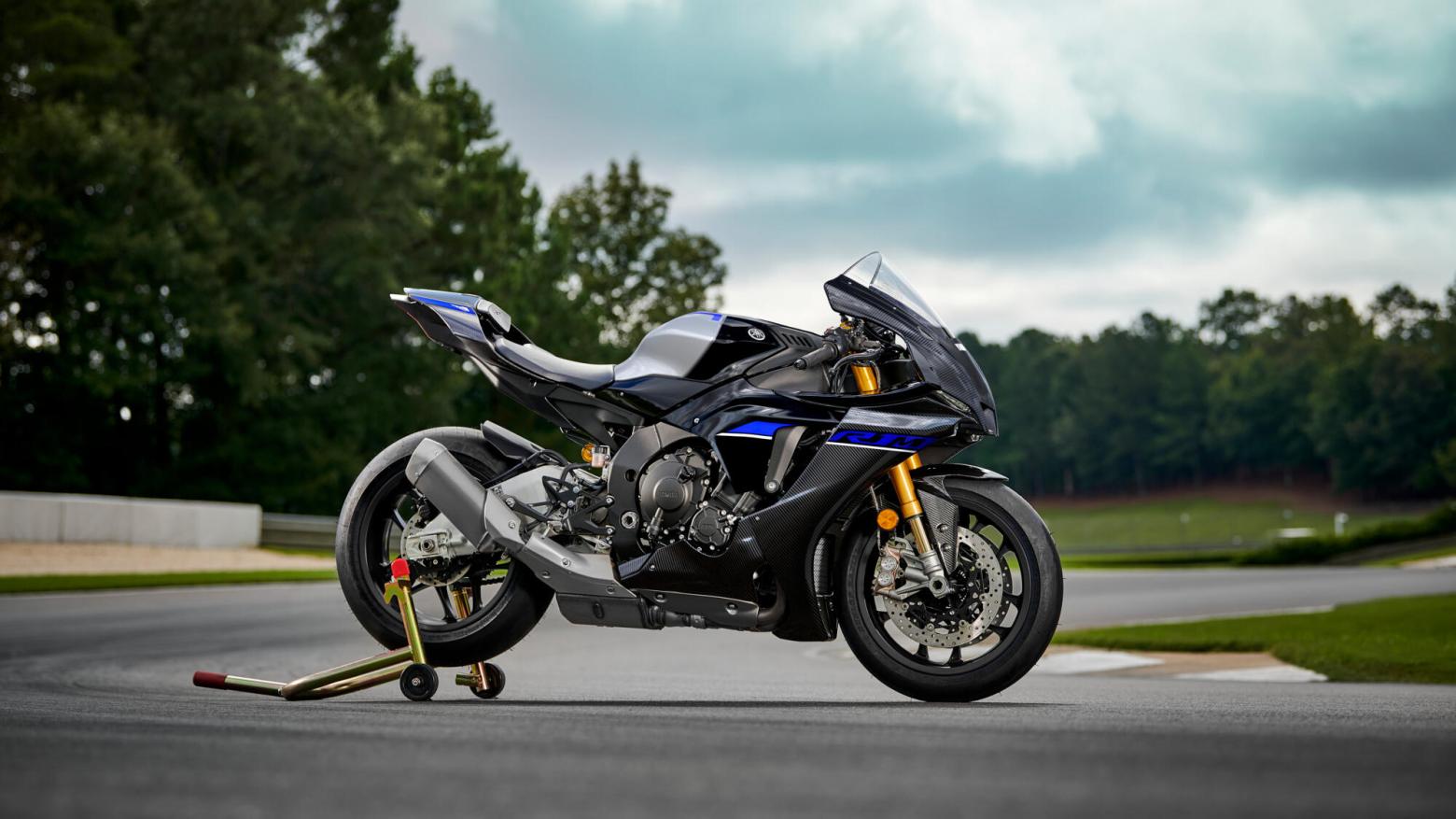 Yamaha R1M Motosiklet Özellikleri : Yamaha R1M 200hp Güç, 113.3nm. Tork, 350km/h Top Speed, 1000cc Motor Hacmi,  Fiyat : 159500TL Fiyat, , 202kg Ağırlık, ÖN Hidrolik çift disk, Ø320 mm, ARKA Hidrolik tek disk, Ø220 mm Fren, ÖN 120/70 ZR17M/C (58W), ARKA 200/55 ZR17M/C (78W) (BRİDGESTONE)