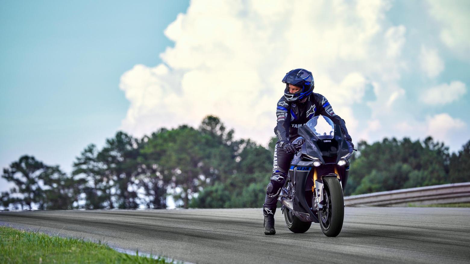 Yamaha R1M Motosiklet Özellikleri : Yamaha R1M 200hp Güç, 113.3nm. Tork, 350km/h Top Speed, 1000cc Motor Hacmi,  Fiyat : 159500TL Fiyat, , 202kg Ağırlık, ÖN Hidrolik çift disk, Ø320 mm, ARKA Hidrolik tek disk, Ø220 mm Fren, ÖN 120/70 ZR17M/C (58W), ARKA 200/55 ZR17M/C (78W) (BRİDGESTONE)