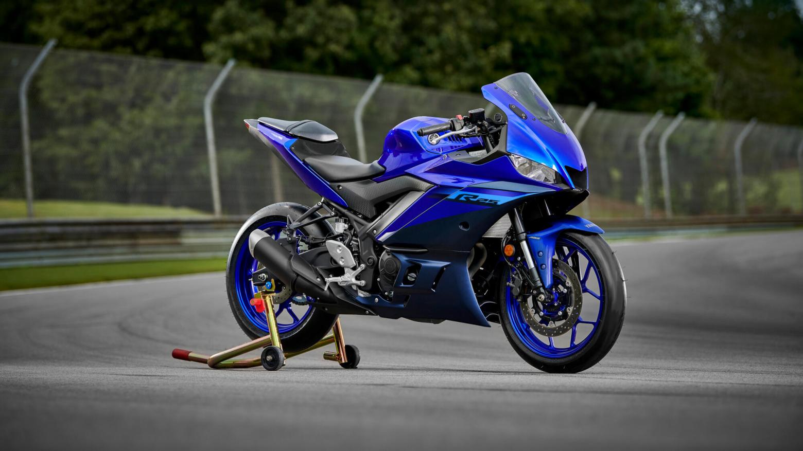 Yamaha R25 Motosiklet Özellikleri : Yamaha R25 35.9hp Güç, 22.6nm. Tork, 193km/h Top Speed, 250cc Motor Hacmi,  Fiyat : 282000TL Fiyat, , 156kg Ağırlık, Ön hidrolik tek disk 298 mm, arka hidrolik tek disk 220 mm ABS (Nissen Kaliperler) Fren, 110/70-17 ön, 140/70-17 arka lastik ebatları