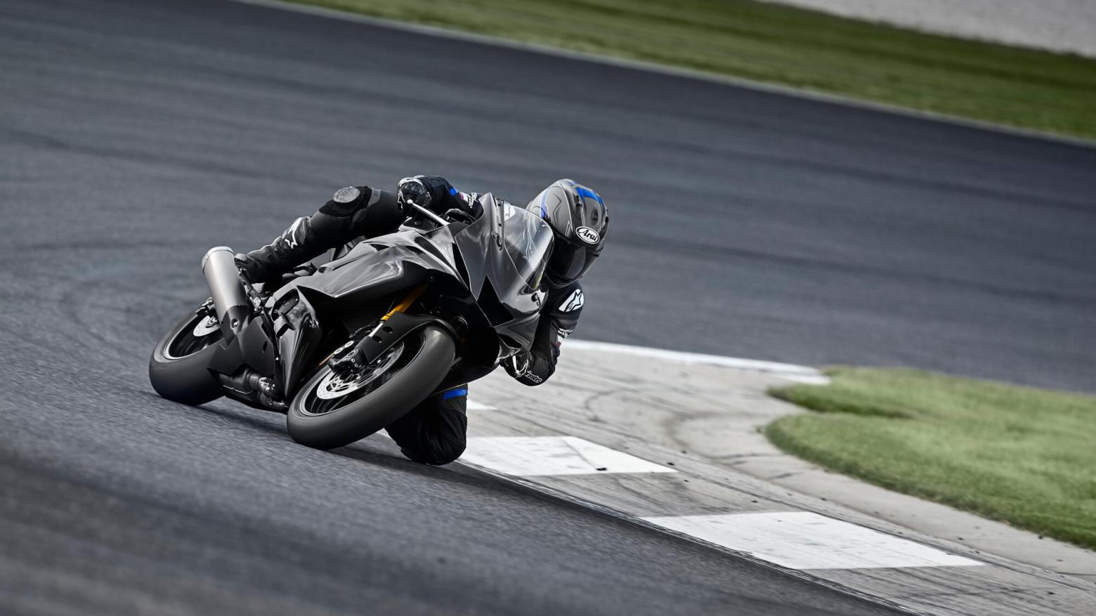 Yamaha R6 Motosiklet Özellikleri : Yamaha R6 124hp Güç, 65.7nm. Tork, 280km/h Top Speed, 600cc Motor Hacmi,  Fiyat : 750000TL Fiyat, , 172kg Ağırlık, Ön Arka Disk Abs Fren, Ön120/70ZR17MC(58W) Arka 190/55 ZR17M/C (75W)