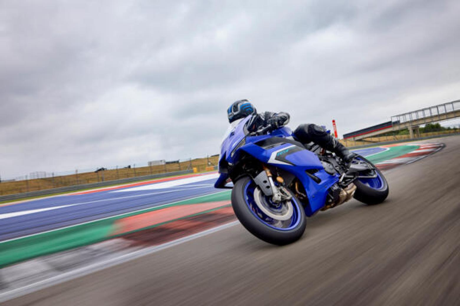 Yamaha R9 Motosiklet Özellikleri : Yamaha R9 119hp Güç, 93nm. Tork, 250km/h Top Speed, 900cc Motor Hacmi,  Fiyat : Henüz Ülkemiz de Fiyatı Belli Değil, , 195kg Ağırlık, Anteriore: Freno idraulico a doppio disco, Ø 320 mm. Posteriore: Freno idraulico a disco singolo, Ø 220 mm Fren, Anteriore: 120/70ZR17M/C (58W) Tubeless Posteriore: 180/55ZR17M/C (73W) Tubeless