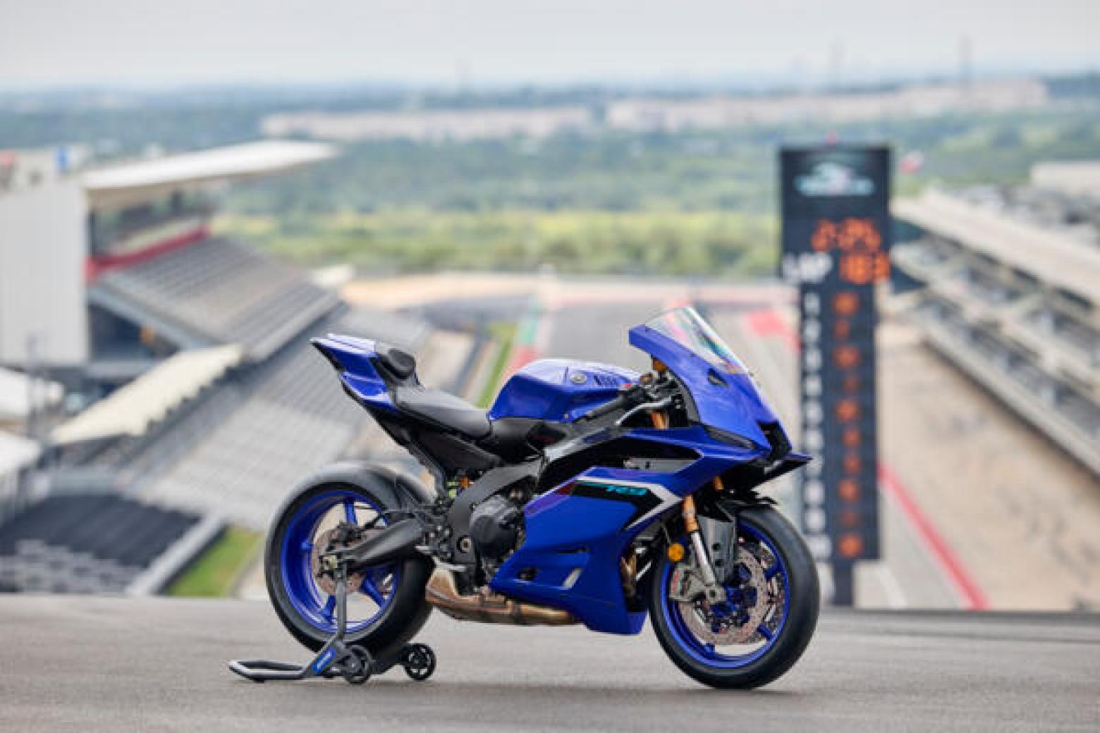 Yamaha R9 Motosiklet Özellikleri : Yamaha R9 119hp Güç, 93nm. Tork, 250km/h Top Speed, 900cc Motor Hacmi,  Fiyat : Henüz Ülkemiz de Fiyatı Belli Değil, , 195kg Ağırlık, Anteriore: Freno idraulico a doppio disco, Ø 320 mm. Posteriore: Freno idraulico a disco singolo, Ø 220 mm Fren, Anteriore: 120/70ZR17M/C (58W) Tubeless Posteriore: 180/55ZR17M/C (73W) Tubeless