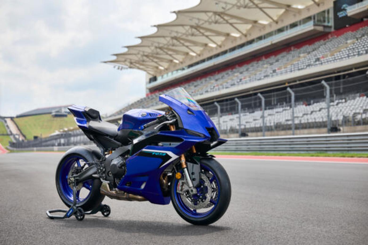 Yamaha R9 Motosiklet Özellikleri : Yamaha R9 119hp Güç, 93nm. Tork, 250km/h Top Speed, 900cc Motor Hacmi,  Fiyat : Henüz Ülkemiz de Fiyatı Belli Değil, , 195kg Ağırlık, Anteriore: Freno idraulico a doppio disco, Ø 320 mm. Posteriore: Freno idraulico a disco singolo, Ø 220 mm Fren, Anteriore: 120/70ZR17M/C (58W) Tubeless Posteriore: 180/55ZR17M/C (73W) Tubeless