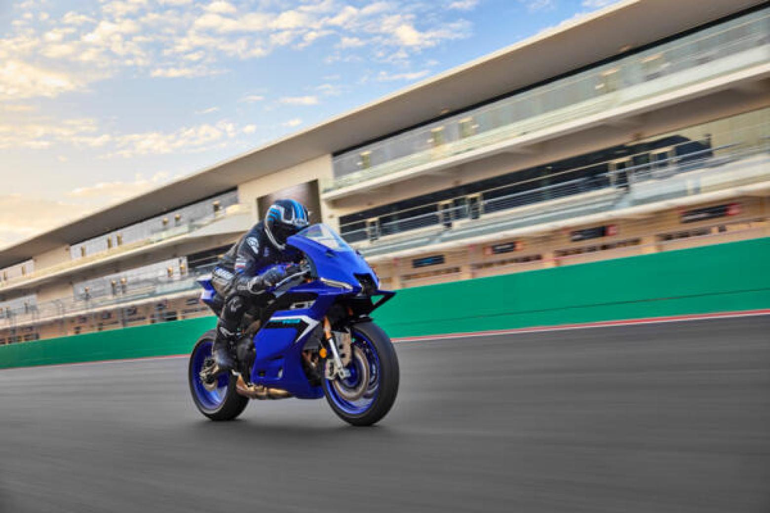 Yamaha R9 Motosiklet Özellikleri : Yamaha R9 119hp Güç, 93nm. Tork, 250km/h Top Speed, 900cc Motor Hacmi,  Fiyat : Henüz Ülkemiz de Fiyatı Belli Değil, , 195kg Ağırlık, Anteriore: Freno idraulico a doppio disco, Ø 320 mm. Posteriore: Freno idraulico a disco singolo, Ø 220 mm Fren, Anteriore: 120/70ZR17M/C (58W) Tubeless Posteriore: 180/55ZR17M/C (73W) Tubeless