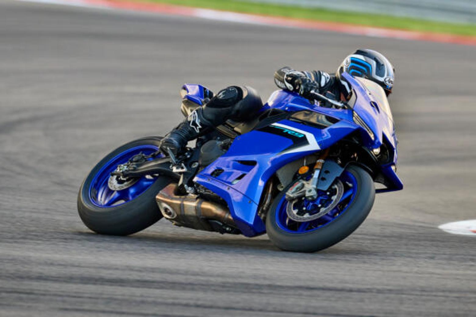Yamaha R9 Motosiklet Özellikleri : Yamaha R9 119hp Güç, 93nm. Tork, 250km/h Top Speed, 900cc Motor Hacmi,  Fiyat : Henüz Ülkemiz de Fiyatı Belli Değil, , 195kg Ağırlık, Anteriore: Freno idraulico a doppio disco, Ø 320 mm. Posteriore: Freno idraulico a disco singolo, Ø 220 mm Fren, Anteriore: 120/70ZR17M/C (58W) Tubeless Posteriore: 180/55ZR17M/C (73W) Tubeless