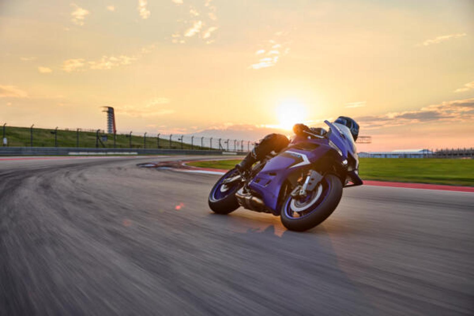 Yamaha R9 Motosiklet Özellikleri : Yamaha R9 119hp Güç, 93nm. Tork, 250km/h Top Speed, 900cc Motor Hacmi,  Fiyat : Henüz Ülkemiz de Fiyatı Belli Değil, , 195kg Ağırlık, Anteriore: Freno idraulico a doppio disco, Ø 320 mm. Posteriore: Freno idraulico a disco singolo, Ø 220 mm Fren, Anteriore: 120/70ZR17M/C (58W) Tubeless Posteriore: 180/55ZR17M/C (73W) Tubeless