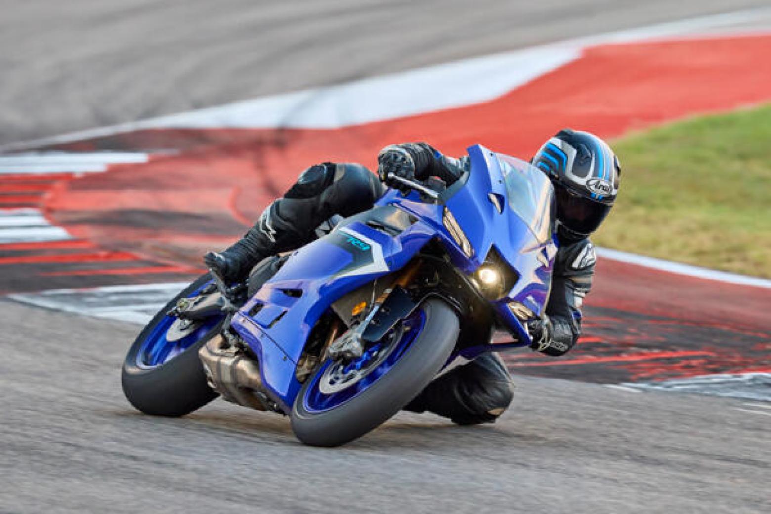 Yamaha R9 Motosiklet Özellikleri : Yamaha R9 119hp Güç, 93nm. Tork, 250km/h Top Speed, 900cc Motor Hacmi,  Fiyat : Henüz Ülkemiz de Fiyatı Belli Değil, , 195kg Ağırlık, Anteriore: Freno idraulico a doppio disco, Ø 320 mm. Posteriore: Freno idraulico a disco singolo, Ø 220 mm Fren, Anteriore: 120/70ZR17M/C (58W) Tubeless Posteriore: 180/55ZR17M/C (73W) Tubeless