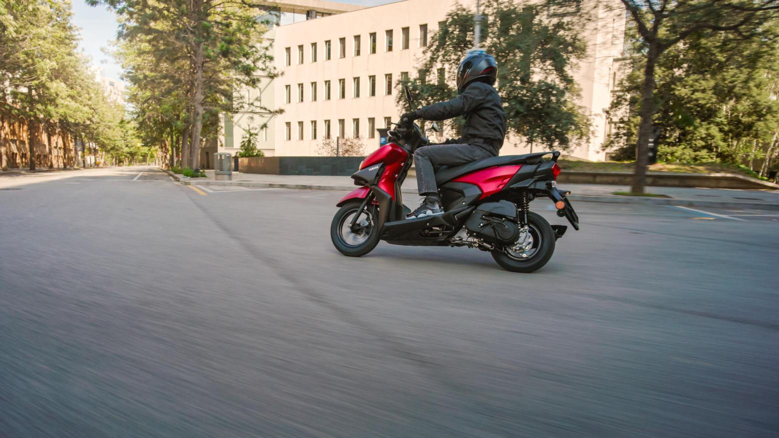 Yamaha RAYZR 125 Motosiklet Özellikleri : Yamaha RAYZR 125 8hp Güç, 9.7nm. Tork, 90km/h Top Speed, 125cc Motor Hacmi,  Fiyat : 99000TL Fiyat, , 99kg Ağırlık, Ön : Hidrolik tek disk Fren Arka :Kampana Fren, Ön : 90/90-12 Arka : 110/90-10 Tubeless