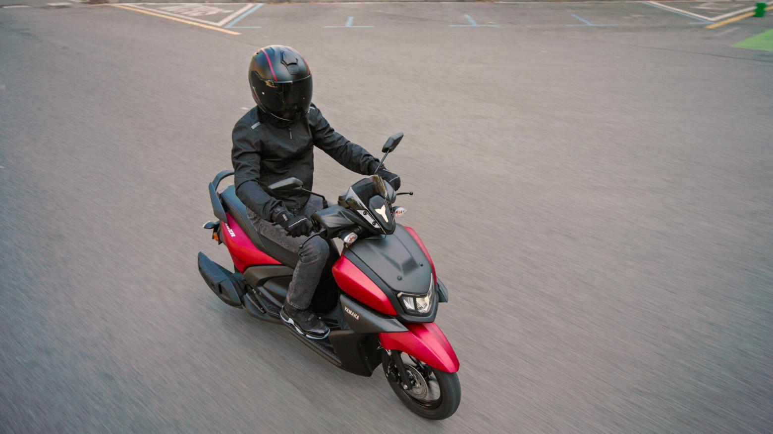 Yamaha RAYZR 125 Motosiklet Özellikleri : Yamaha RAYZR 125 8hp Güç, 9.7nm. Tork, 90km/h Top Speed, 125cc Motor Hacmi,  Fiyat : 99000TL Fiyat, , 99kg Ağırlık, Ön : Hidrolik tek disk Fren Arka :Kampana Fren, Ön : 90/90-12 Arka : 110/90-10 Tubeless