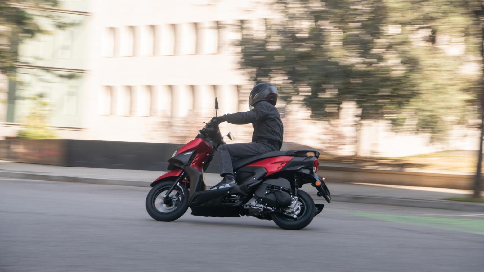 Yamaha RAYZR 125 Motosiklet Özellikleri : Yamaha RAYZR 125 8hp Güç, 9.7nm. Tork, 90km/h Top Speed, 125cc Motor Hacmi,  Fiyat : 99000TL Fiyat, , 99kg Ağırlık, Ön : Hidrolik tek disk Fren Arka :Kampana Fren, Ön : 90/90-12 Arka : 110/90-10 Tubeless