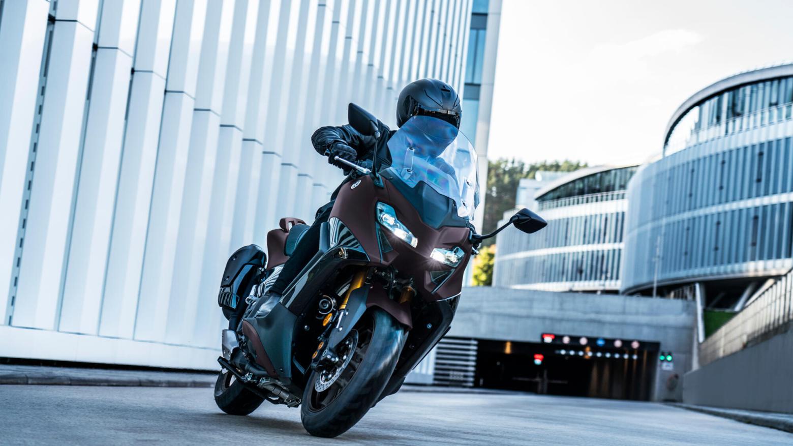 Yamaha TMAX Tech MAX 560 Motosiklet Özellikleri : Yamaha TMAX Tech MAX 560 46.9hp Güç, 55.7nm. Tork, 180km/h Top Speed, 550cc Motor Hacmi,  Fiyat : 792000TL Fiyat, , 220kg Ağırlık, Hidrolik ikili disk freni, Ø 267 mm, Hidrolik tek disk freni, Ø 282 mm Fren, 120/70R15M / C 56H Tubeless, 160/60R15M / C 67H Tubeless