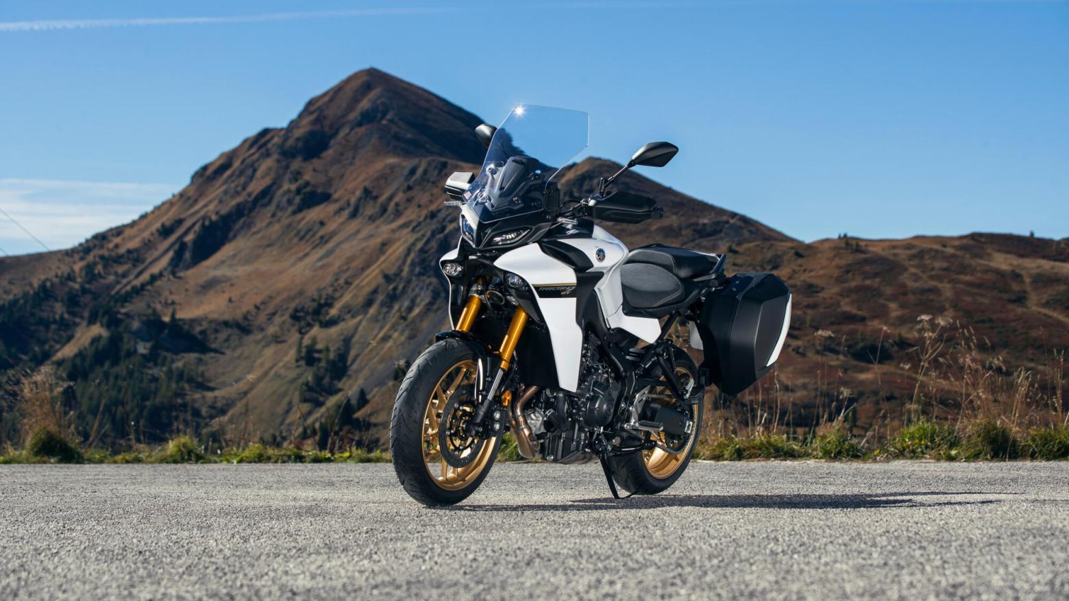 Yamaha Tracer 9 GT Motosiklet Özellikleri : Yamaha Tracer 9 GT 119hp Güç, 93nm. Tork, 240km/h Top Speed, 900cc Motor Hacmi,  Fiyat : 824500TL Fiyat, , 220kg Ağırlık, ÖN Hidrolik çift disk, Ø 298 mm, ARKA Hidrolik tek disk, Ø 245 mm Fren, ÖN 120/70Z R17 M/C (58W), ARKA 180/55Z R17 M/C (73W)