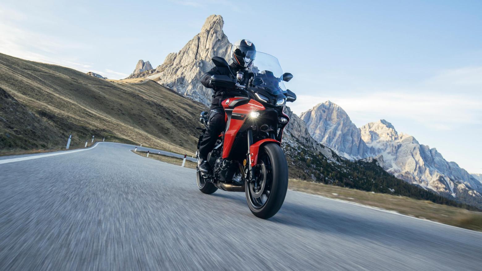 Yamaha Tracer 9 GT Motosiklet Özellikleri : Yamaha Tracer 9 GT 119hp Güç, 93nm. Tork, 240km/h Top Speed, 900cc Motor Hacmi,  Fiyat : 824500TL Fiyat, , 220kg Ağırlık, ÖN Hidrolik çift disk, Ø 298 mm, ARKA Hidrolik tek disk, Ø 245 mm Fren, ÖN 120/70Z R17 M/C (58W), ARKA 180/55Z R17 M/C (73W)