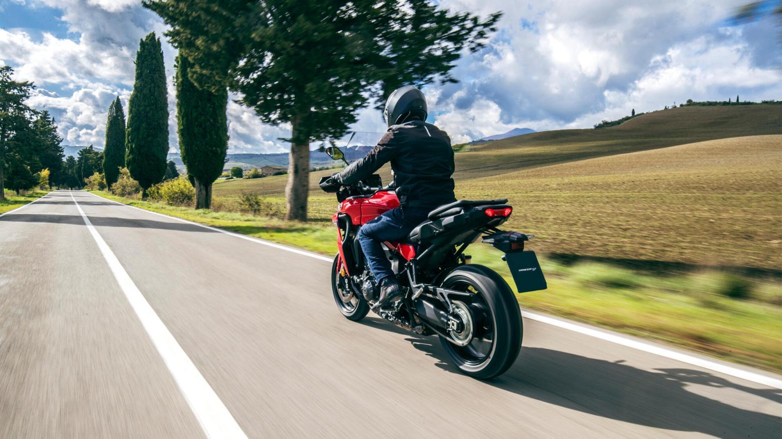 Yamaha Tracer 9 GT Motosiklet Özellikleri : Yamaha Tracer 9 GT 119hp Güç, 93nm. Tork, 240km/h Top Speed, 900cc Motor Hacmi,  Fiyat : 824500TL Fiyat, , 220kg Ağırlık, ÖN Hidrolik çift disk, Ø 298 mm, ARKA Hidrolik tek disk, Ø 245 mm Fren, ÖN 120/70Z R17 M/C (58W), ARKA 180/55Z R17 M/C (73W)