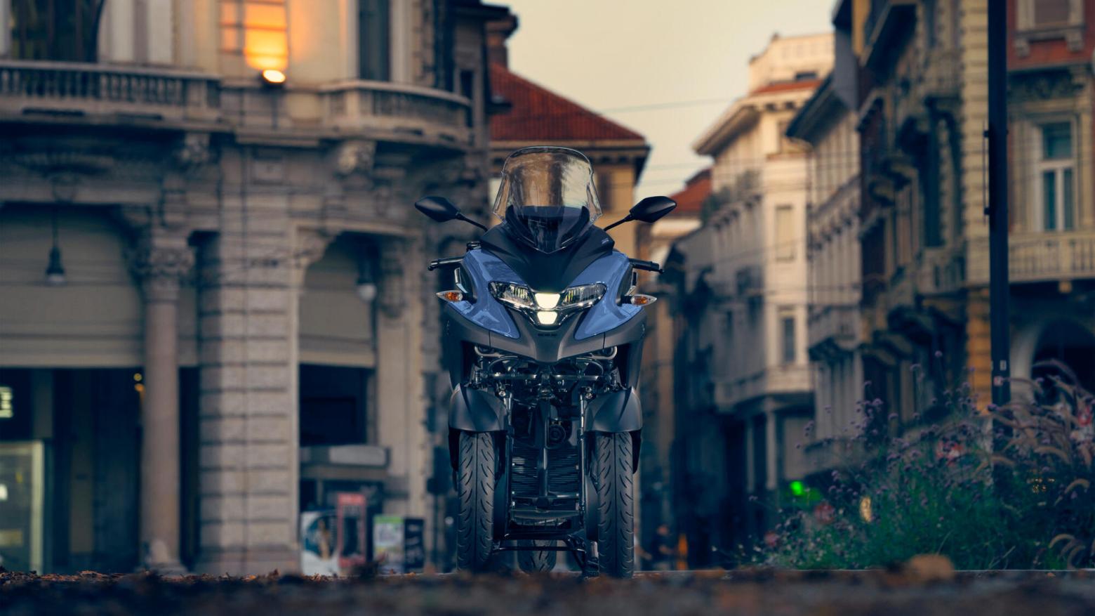 Yamaha Tricity 300 Motosiklet Özellikleri : Yamaha Tricity 300 27.3hp Güç, 29nm. Tork, 160km/h Top Speed, 300cc Motor Hacmi,  Fiyat : 463500TL Fiyat, , 239kg Ağırlık, Hidrolik disk freni, Ø 267 mm, Hidrolik tek disk freni, Ø 267 mm Fren, 120/70-14M/C 55P Tubeless, 140/70-14M/C 62P Tubeless